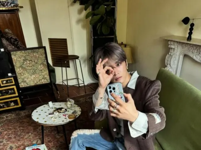 ジェジュン、キュートな姿で自撮り…タンクトップでセクシーさアップ