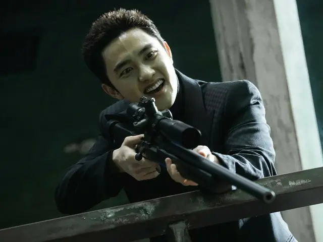 ド・ギョンス(「EXO」D.O.)、銃を構え狂気に満ちた笑み浮かべチ・チャンウクと対決…「捏造された都市」報道スチール第2弾公開