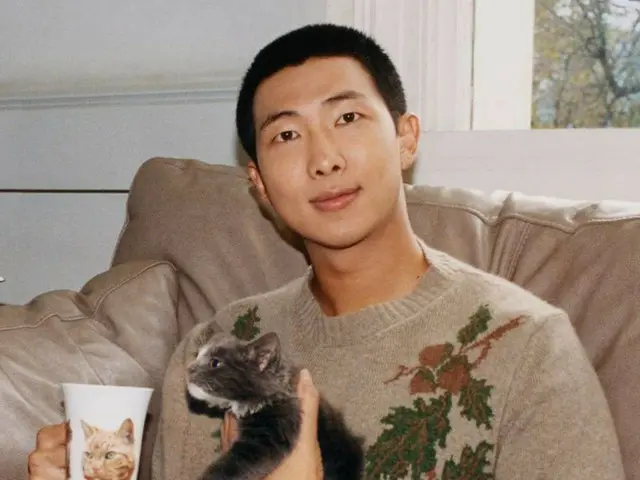「BTS」RM、家族写真を公開…“そっくり”ビジュアルが話題