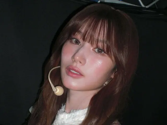 「TWICE」サナ、バックステージショットを公開…AI級のビジュアル