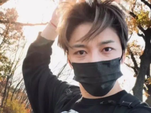 ジェジュン、日ざしを受けていっそうまぶしい…秋を満喫する姿でヒーリング伝える（動画あり）