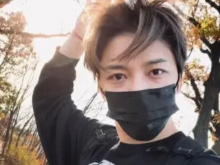 ジェジュン、日ざしを受けていっそうまぶしい…秋を満喫する姿でヒーリング伝える（動画あり）