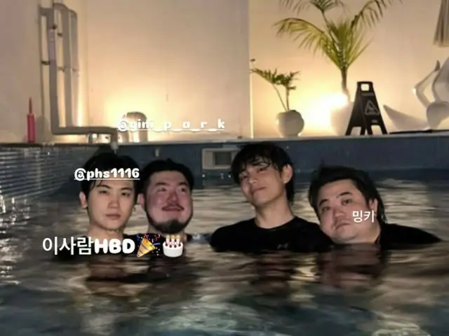 「BTS」V、パク・ヒョンシクとプールで一緒の写真を公開して誕生日を祝う…“この人HBD”