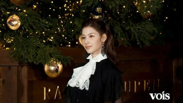 TWICE SANA、大胆美背中　クラシックな装いで点灯式「ホリデーにぴったりかなって」