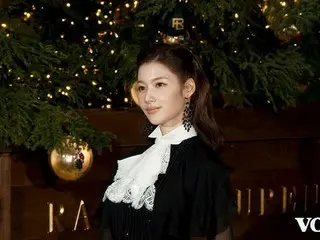TWICE SANA、大胆美背中　クラシックな装いで点灯式「ホリデーにぴったりかなって」