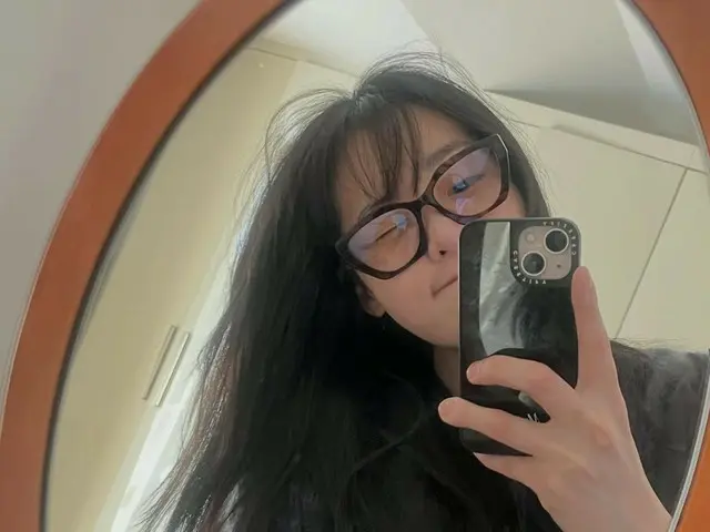 キム・ミンハ、イ・ジュノ（2PM）とロマンス共演中…そばかすまで魅力的な近況ショット