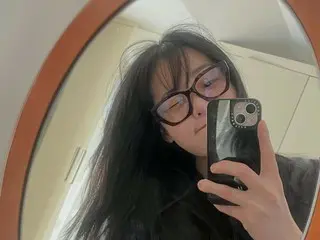 キム・ミンハ、イ・ジュノ（2PM）とロマンス共演中…そばかすまで魅力的な近況ショット