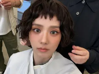 「BLACKPINK」ジス、破格的なヘアメイクのグラビアビハインドを公開