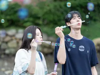 映画「今夜、世界からこの恋が消えても」韓国版、チュ・ヨンウ＆シン・シアの公式スチールを公開…ときめきUP