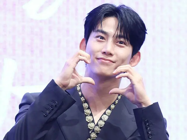 “来年春結婚”「2PM」テギョンの新居のインテリアが公開される…木・金属・石を活用したインテリア