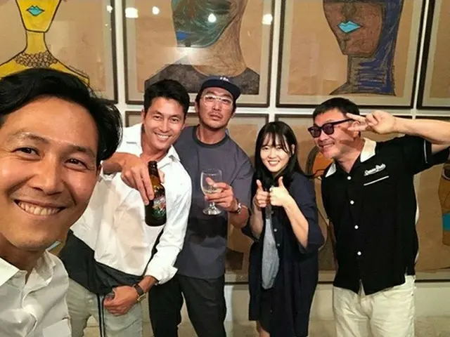うらやましすぎる勤務環境♪チョン・ウソンが“ファミリー”たちとの写真を公開！