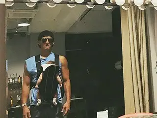 「god」パク・ジュニョンが“マッチョ”すぎるイクメン姿を公開！