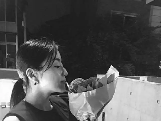 カン・ソラ・・・日常写真でこの優雅さ！「花を持った美女」に注目。
