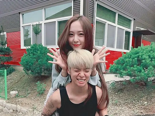 「f(x)」クリスタル、応援に駆けつけてくれたAmberとのツーショット写真を公開♪