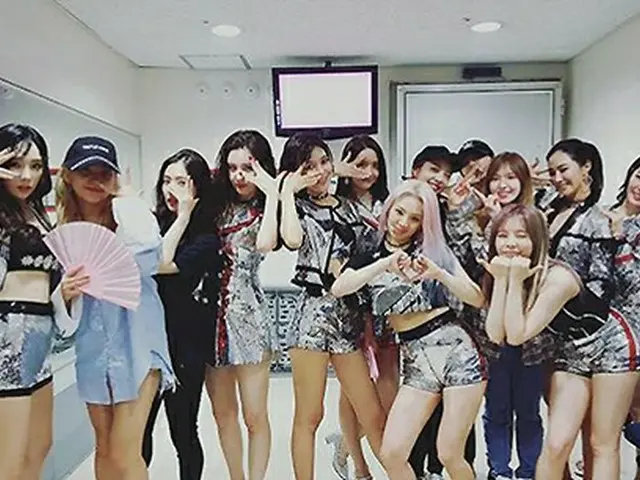 「少女時代」、後輩グループ「Red Velvet」と記念写真を撮影する♡