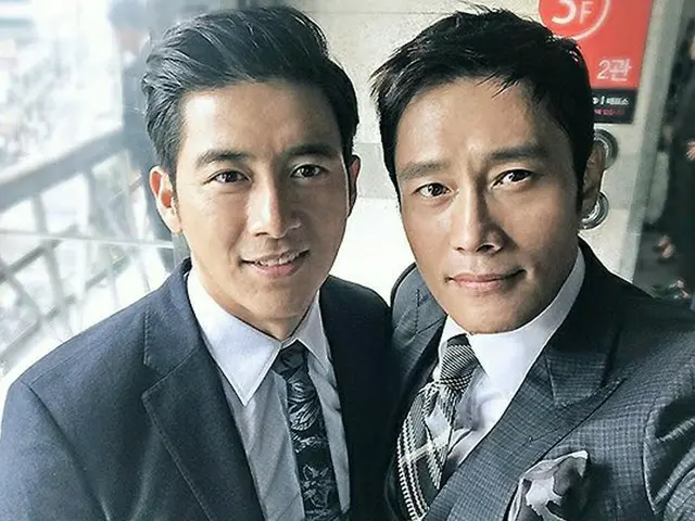 俳優イ・ビョンホン＆コ・ス、映画「南漢山城」制作報告会でのツーショット写真♪