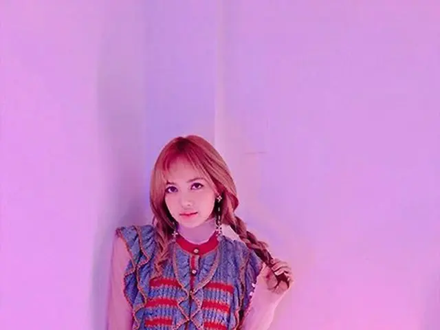 「BLACKPINK」リサの可愛すぎるグラビアビハインドが公開！