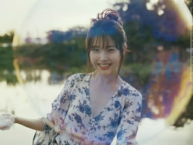 歌手IU、アナログの感性をたっぷり込めたジャケット写真を公開！