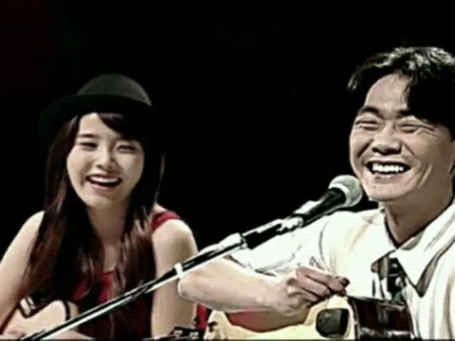 歌手IU、故キム・グァンソクの死の真相物議でリメイクアルバムのオフライン販売を延期する。