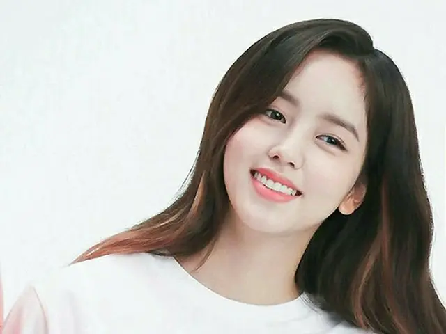 女優キム・ソヒョンがグラビア撮影のビハインドカットを公開！