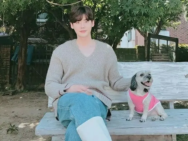 俳優イ・ジョンソク、子犬も惚れるビジュアル！？視線をさらう。