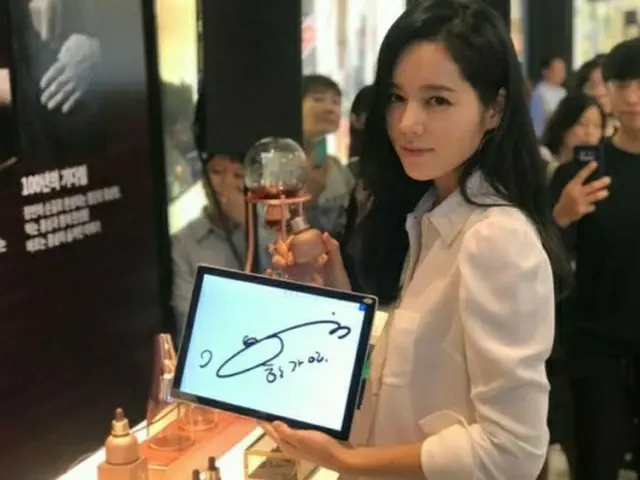 一児の母ハン・ガイン、変わらぬ美貌と上品な笑顔に視線が釘づけ！