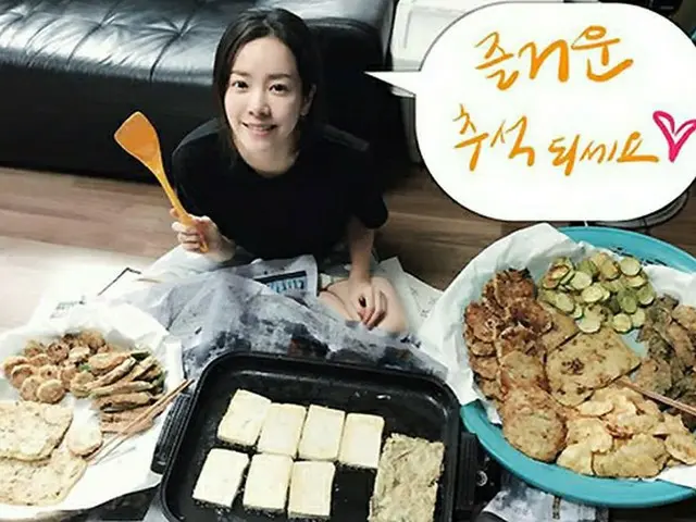 女優ハン・ジミン、大量のジョン（チヂミ）を焼きながら秋夕の挨拶を伝える♪