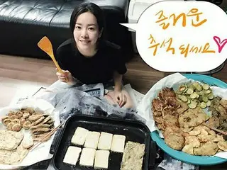 女優ハン・ジミン、大量のジョン（チヂミ）を焼きながら秋夕の挨拶を伝える♪