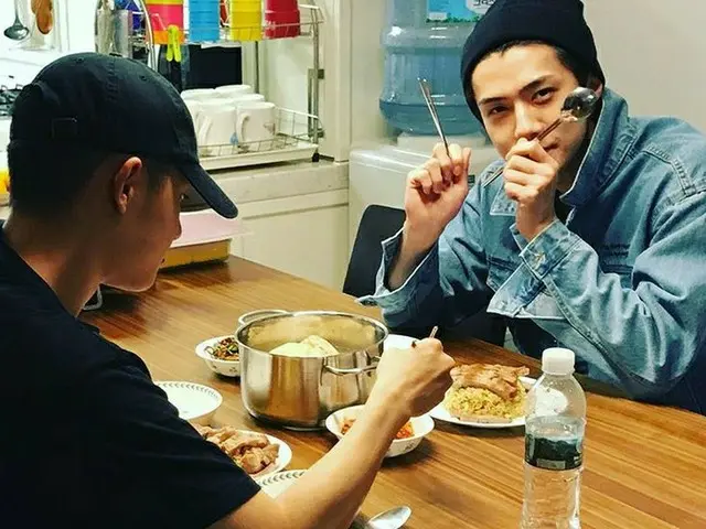 「EXO」セフン、D.O.に作ってもらったご飯を嬉しそうに自慢する♡