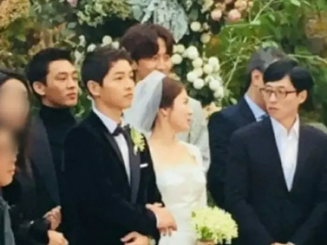 “ソンソン夫婦”の結婚式♪団体写真に写るユ・ジェソクらの姿がキャッチされる！