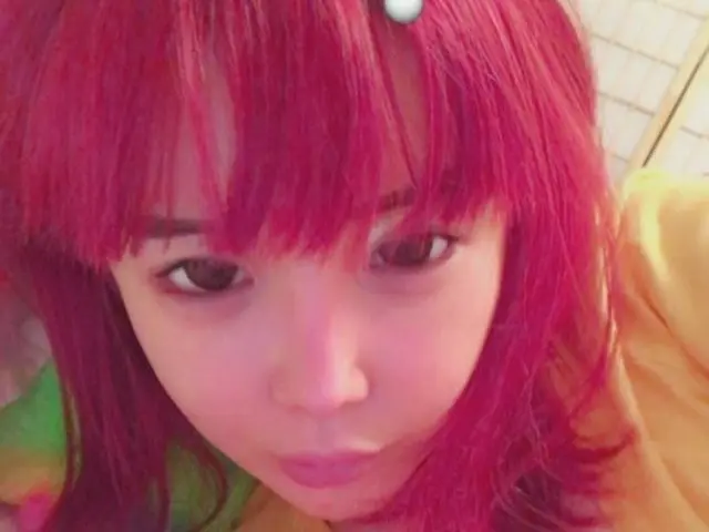 元「2NE1」パク・ボム、ピンク色の髪で近況を伝える。“ファンのみなさん会いたいです”