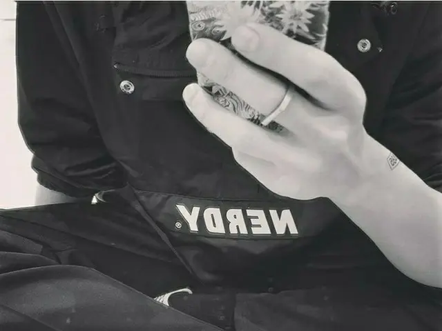 「EXO」チャンヨルが新しく手首に刻んだタトゥー“1485”に注目！