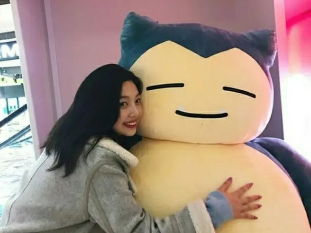 「Red Velvet」ジョイ、巨大なカビゴン人形と一緒に可愛さ爆発！