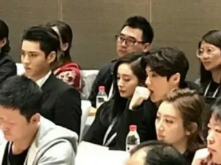 元「EXO」のクリスとルハンが再会!?中国で開催された映画フォーラムに同伴出席する姿がキャッチ！