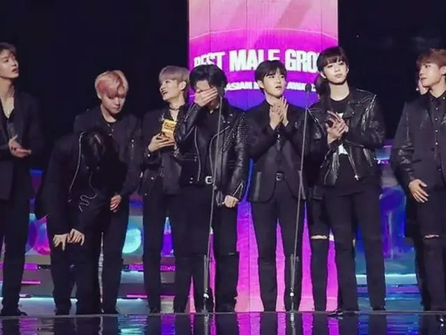 「WANNA-ONE」、「2017MAMA」で男子グループ賞を受賞！感激の涙を流す！