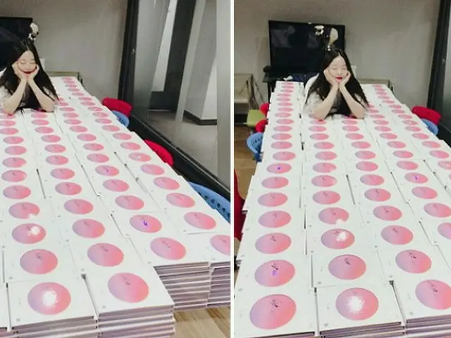 「EXID」ソルジ、療養中でも変わらないファン愛！980枚のアルバムにサインをする!?