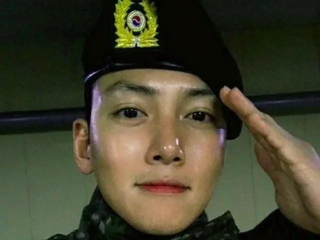 入隊中チ・チャンウク、頼もしい軍服姿で近況報告！