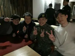 逞しく軍服務中カン・ハヌル・・・映画「記憶の夜」出演陣との面会に笑顔を見せる。