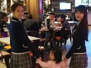 女優キム・ガヨン、長女と“制服”姿で香港旅行を楽しむ!?
