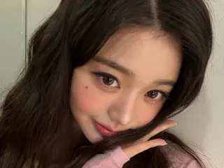 「IVE」チャン・ウォニョン、コスメCM撮影ビハインドを公開…華やかなピンクスタイリング