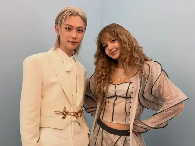 「BLACKPINK」リサ、ルイ・ヴィトンのイベントで会った「Stray Kids」フィリックス＆俳優コン・ユとのツーショットを公開