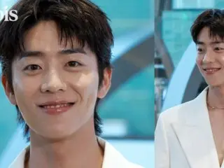 チェ・ジョンヒョプ、爽やかな笑顔と白のセットアップ…まるで白馬の王子（動画あり）