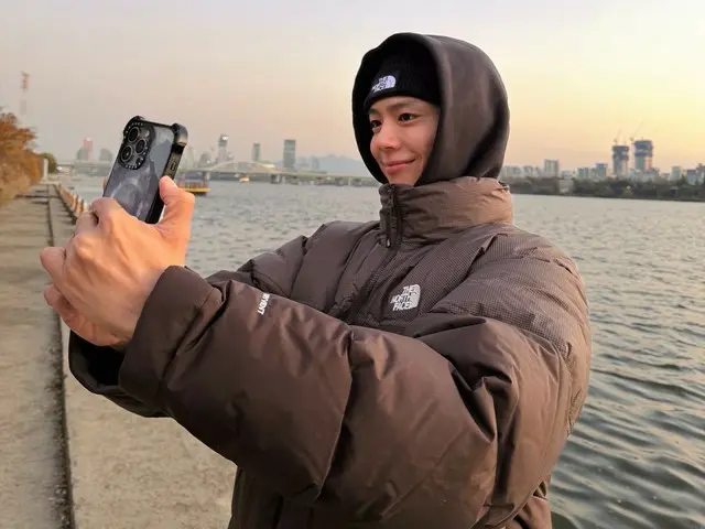 俳優パク・ボゴム、“ザ・ノース・フェイス”の広告撮影現場を大放出…寒さに鼻が赤くなってもビジュアルは完ぺき