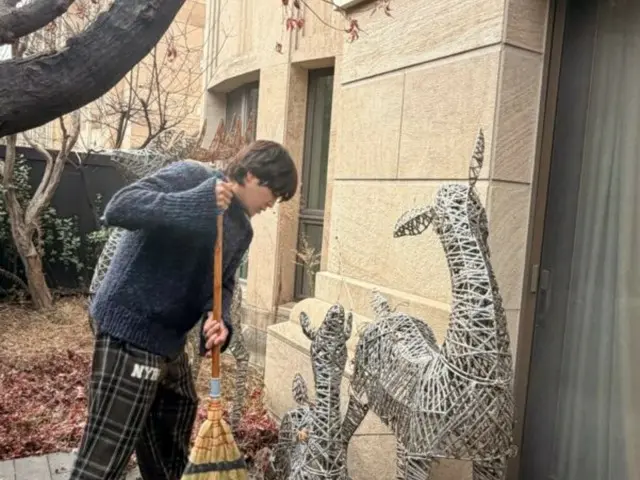 チャン・グンソク、掃除をする姿もプリンス級…背中についた枯葉になりたい