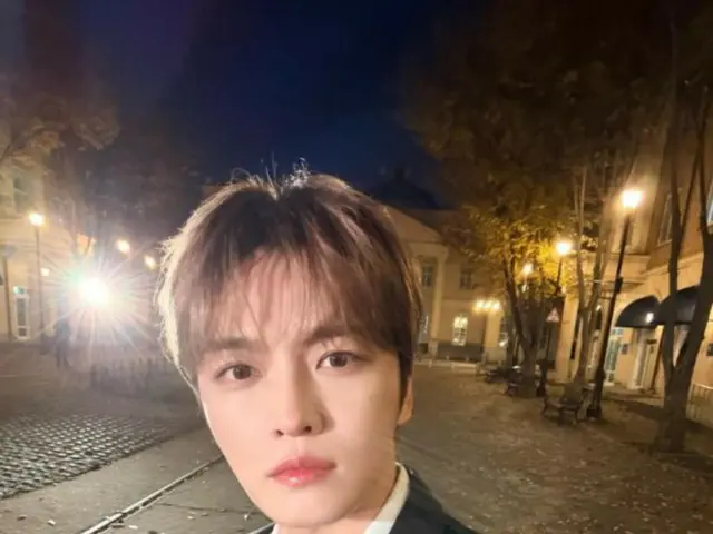 ジェジュン、夜の街でブラックスーツ姿…ロマンチックでステキ