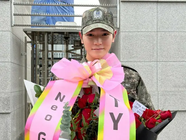 「NCT」テヨン、センスある“除隊”証明ショット…両親とのハグからチョルする姿まで