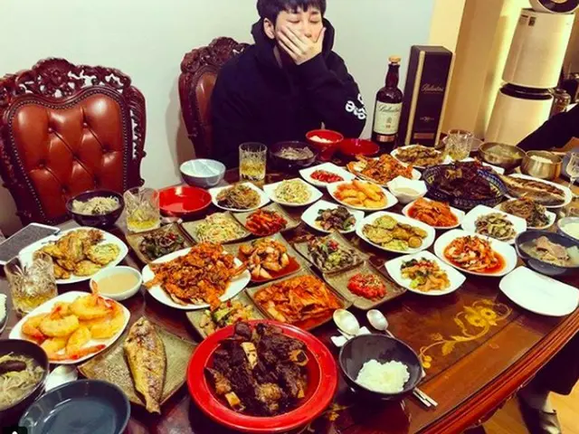 人気ラッパーDinDin、お母さんの手料理は今年も凄かった！旧正月のご馳走を披露♪