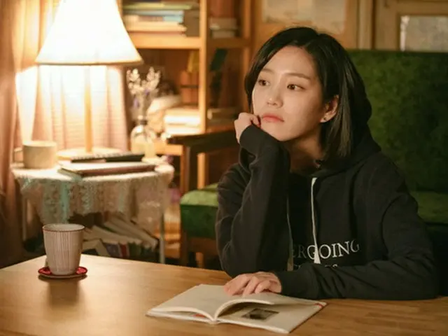 女優イ・ユビが「詩を忘れたあなたへ」で見せる文学少女の姿。