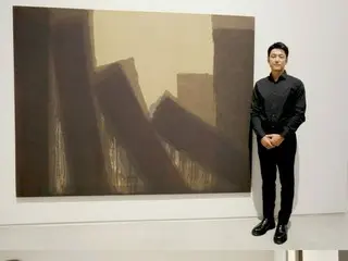 俳優チ・ジニ、単色画の巨匠ユン・ヒョングン展のオーディオガイドに参加する！