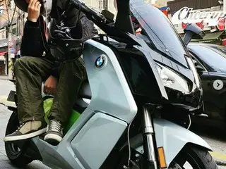 俳優ソン・ジェリム、遅刻しそうな受験生をバイクで送り届ける!?